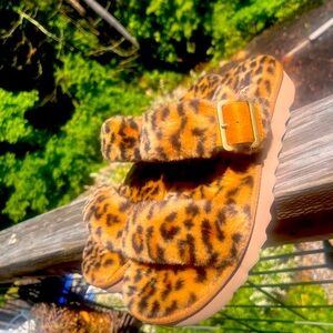 Kookaburra by Ugg Fluffy Sandals Size 8